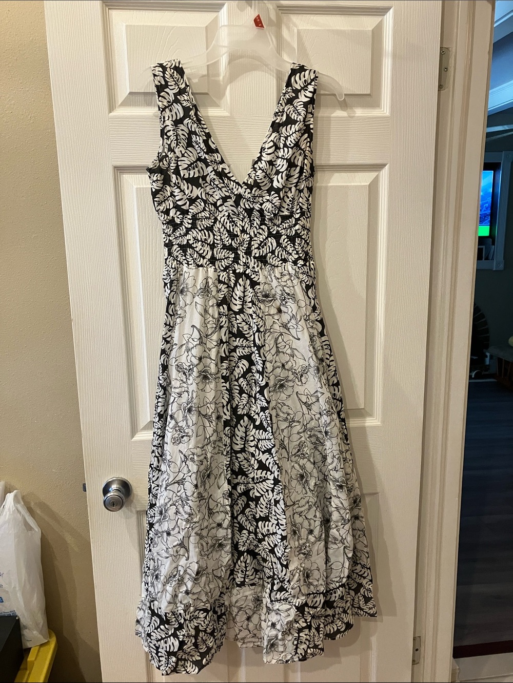 Hannah Black & White Leaf-Print V-Neck Midi Dress